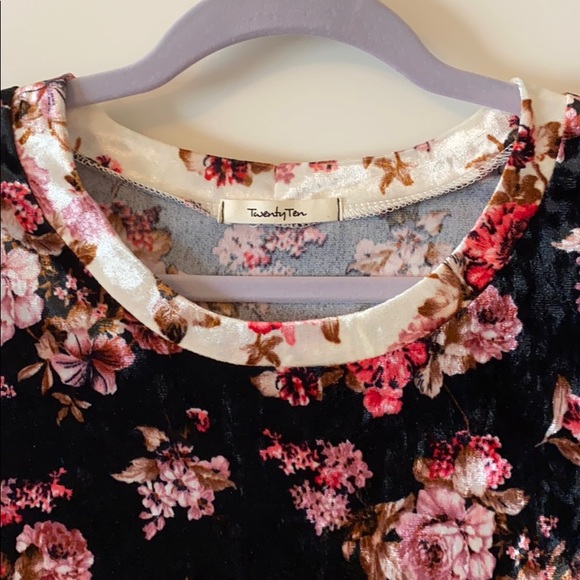 Velvet Floral Top - Picture 2 of 3